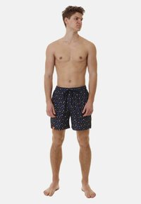 Costumi da bagno da uomo, blu navy con motivi geometrici colorati, vita con cordino, due tasche laterali, tessuto leggero, lunghezza sopra il ginocchio.