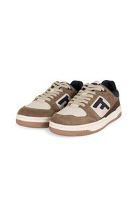 Sneakers marroni e beige realizzati in suede e pelle, dotati di suola in gomma, logo in evidenza e lacci beige. Design a punta arrotondata.