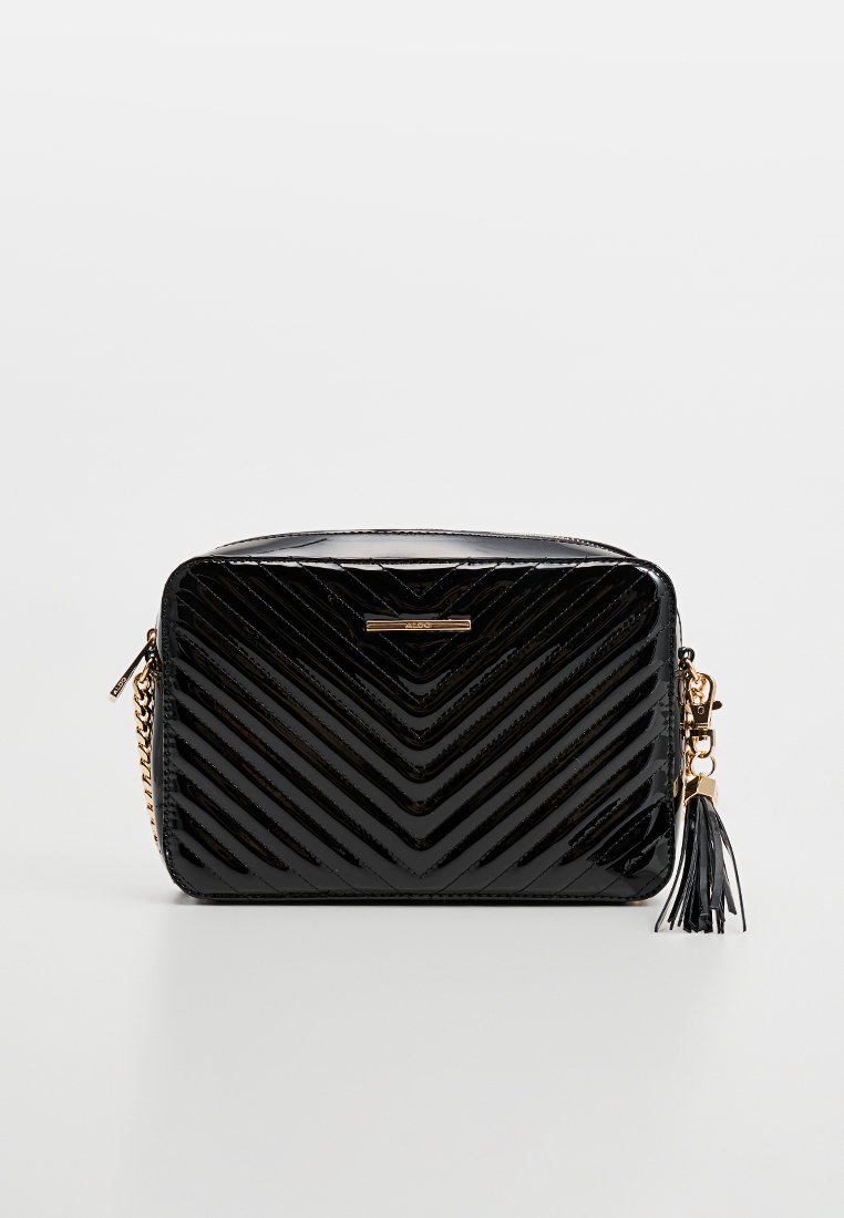 Sac en cuir verni noir avec un motif en chevrons, quincaillerie dorée et un accent en frange. Forme rectangulaire avec une fermeture éclair.