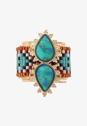 Bracelet manchette en perles avec des pierres en forme de goutte d'eau en turquoise, des accents dorés et un design tissé avec des couleurs comprenant le turquoise, le bordeaux et le marron.