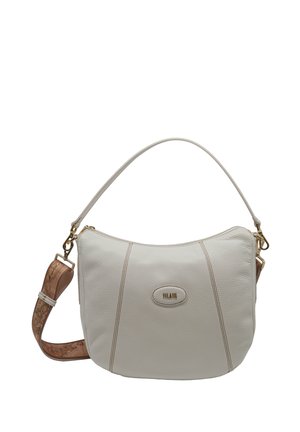 Borsa a tracolla in pelle color crema con parte superiore curva, targhetta con logo dorato e tracolla staccabile marrone stampata con ganci su sfondo bianco.