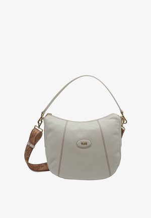 Borsa a tracolla in pelle color crema con parte superiore curva, targhetta con logo dorato e tracolla staccabile marrone stampata con ganci su sfondo bianco.