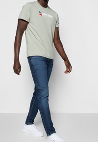 Tommy Jeans Jeans Tapered Fit - dark-blue denim