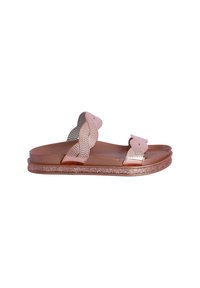 Chanclas con dos correas trenzadas en rosa pálido y plateado, con una suela marrón brillante y una plantilla suave.