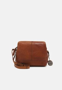 Brun lædercrossbody-taske med struktureret finish, rektangulær form og justerbar skulderrem. Har embossede logo og metalmærke som detaljer.