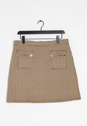Beige rok tot de knie met een ruitpatroon, voorzien van twee voorkoorden en metalen accenten, ontworpen met een gladde textuur.