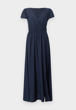 Tmavě modré maxi šaty s krátkými rukávy, výstřihem do V a řaseným detailem v pase, splývavá sukně na jednobarevném světlém pozadí.