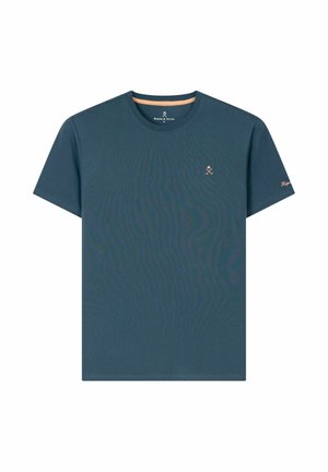 Camiseta de manga corta azul marino con cuello redondo, con un pequeño logo de una rosa y tallos cruzados en el pecho y texto en cursiva en la manga izquierda.