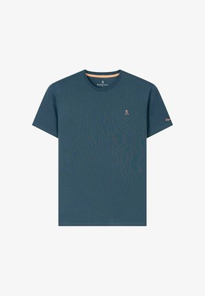 Camiseta de manga corta azul marino con cuello redondo, con un pequeño logo de una rosa y tallos cruzados en el pecho y texto en cursiva en la manga izquierda.