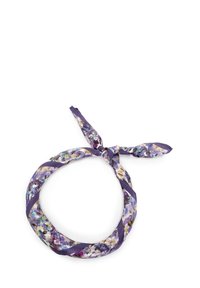 Foulard di seta in porpora con un motivo floreale che presenta accenni di blu e oro. Design attorcigliato con un dettaglio annodato per uno styling sicuro.