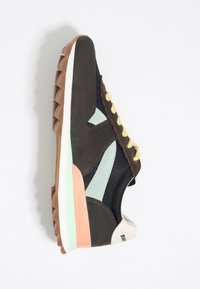 Sneakers w kolorze czarnym, brązowym i miętowym. Posiadają teksturowaną skórę zamszową oraz skórzaną, żółte sznurówki oraz wielokolorową gumową podeszwę. Branding na pięcie.
