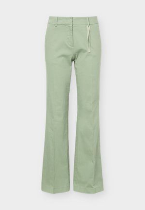 Pantaloni verde chiaro a gamba dritta con passanti per cintura e un piccolo dettaglio a cravatta in tessuto in vita, esposti su sfondo bianco.