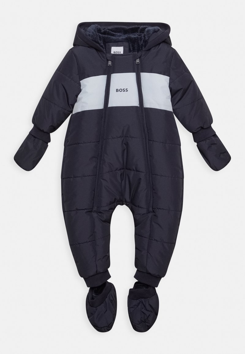 Combinaison de neige pour bébé rembourrée bleu marine avec une rayure horizontale grise et un logo. Comprend une capuche, des poignets élastiques et des chaussons attachés. Doublure intérieure douce.