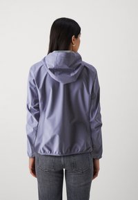 Veste imperméable lilas clair avec capuche, dotée de poignets et d'un ourlet élastiques, fabriquée en matériau lisse et léger. Vue arrière présentée.