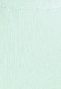 Jasnozielona dzianina z elastycznego materiału o gładkiej, prążkowanej fakturze. Charakteryzuje się czystymi szwami oraz miękkim, elastycznym krojem, idealnym do odzieży sportowej lub domowej.