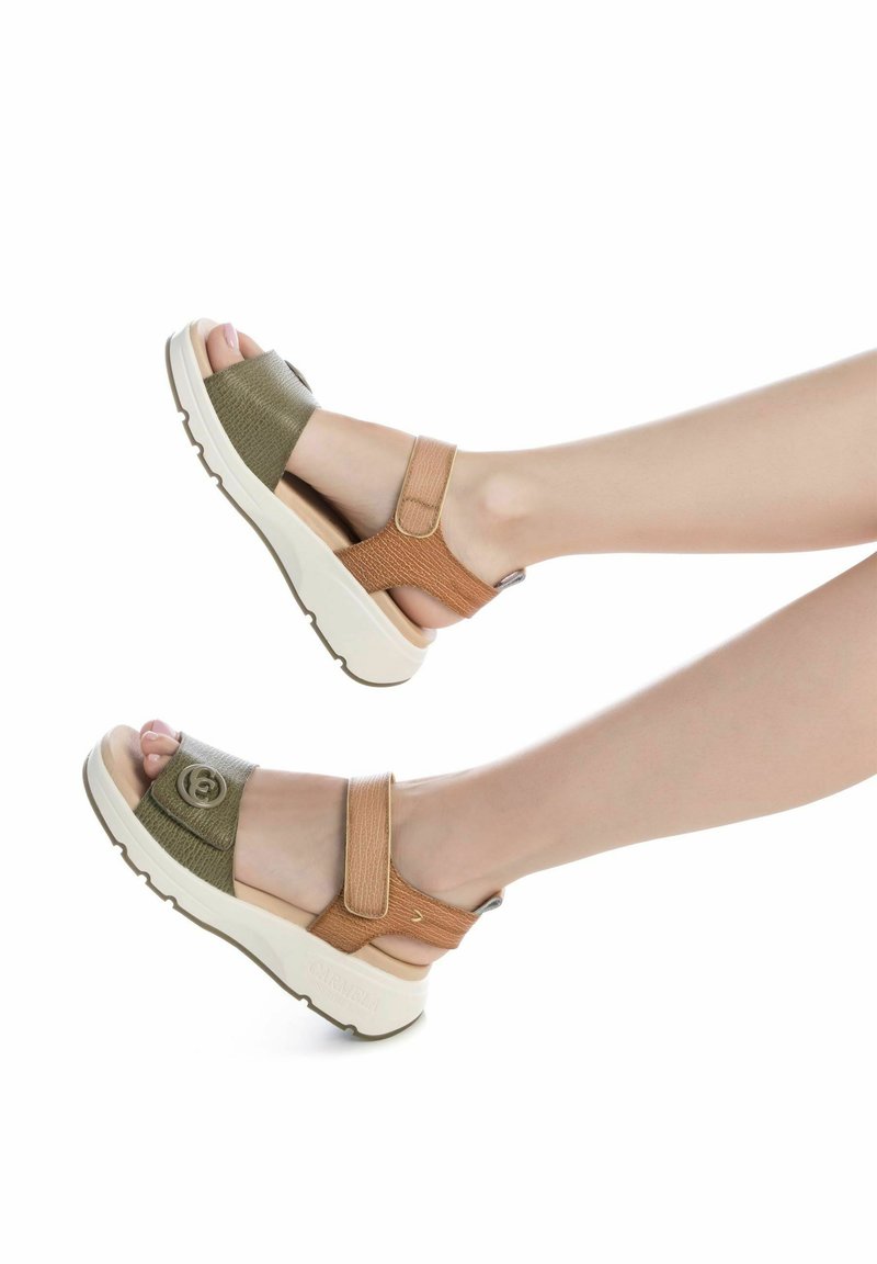 Sandalias abiertas de punta en verde y marrón con correas ajustables, tejido texturizado, un acento de logo y suela de goma blanca.