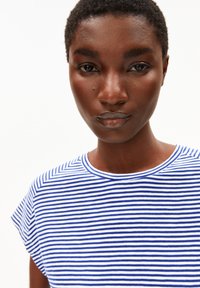 Striped t-shirt in blue and white, featuring a rounded neckline and short sleeves, with a soft, textured fabric.