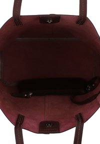 Bourgogne leren tote bag interieur met suède textuur, voorzien van een ritszak en een gladde binnensvoering, ruim met stevige banden.