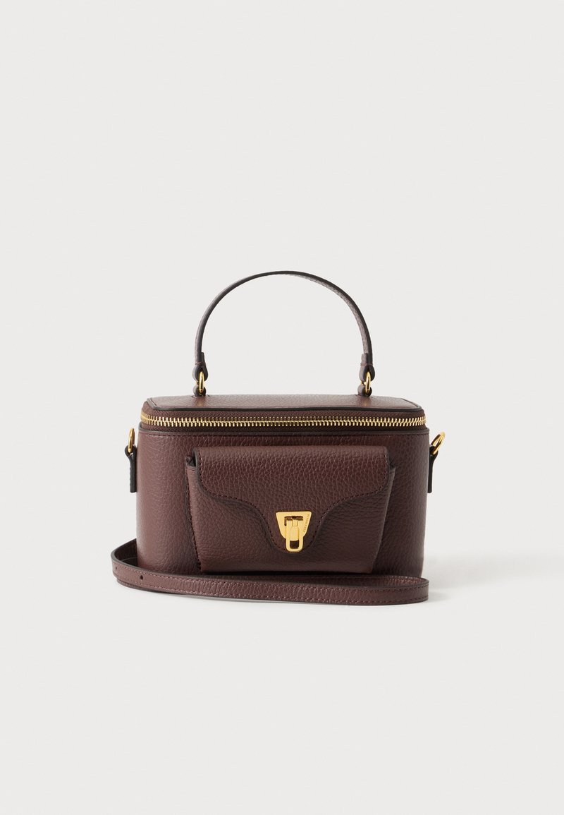 Sac à main en cuir marron texturé avec une poignée supérieure, une poche avant à rabat avec fermoir doré et une bandoulière amovible sur fond blanc.