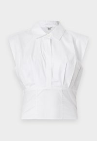 Λευκή αμάνικη μπλούζα με γιακά, με κρυφά κουμπιά στο μπροστινό μέρος και εφαρμοστή λεπτομέρεια στη μέση, σε απλό φόντο.
