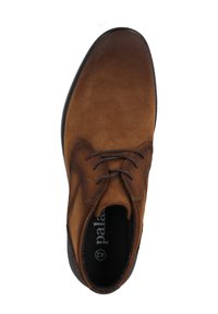 Scarpa in suede marrone con punta arrotondata, lacci marroni a contrasto, dettagli testurizzati sulla tomaia e suola in gomma nera.