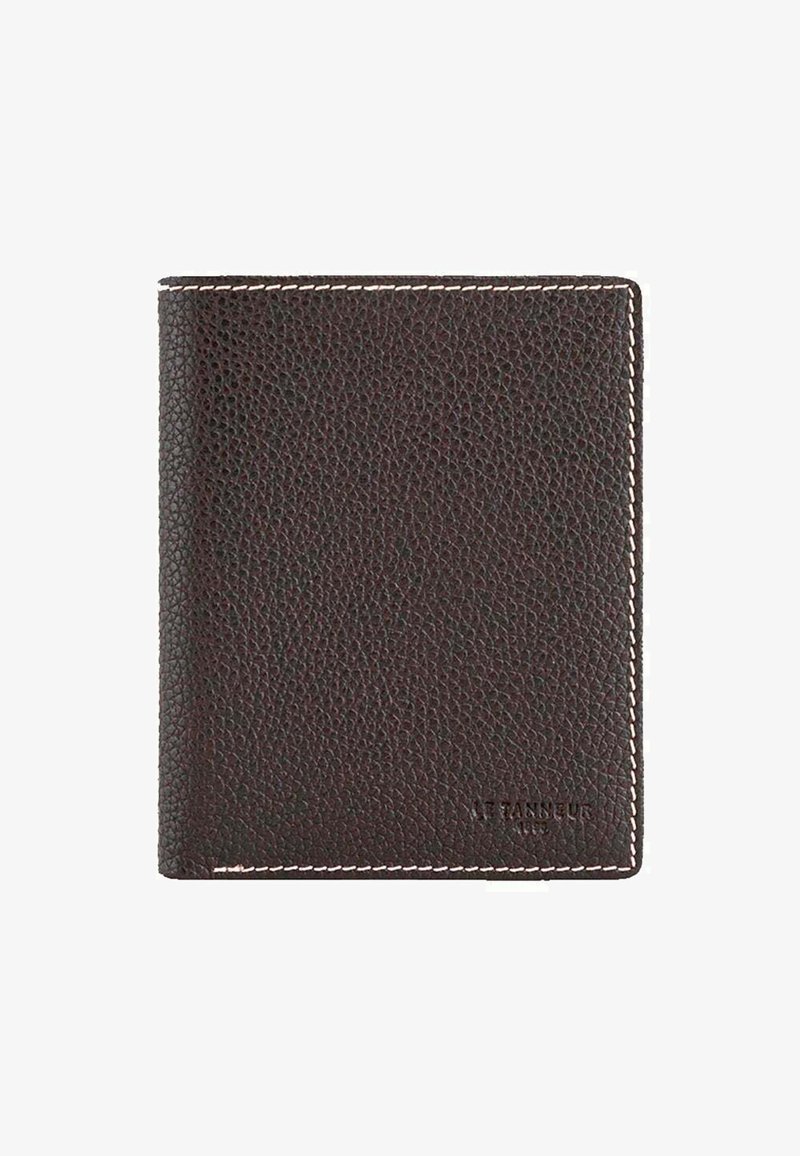 Portafoglio in pelle marrone scuro con una superficie strutturata, caratterizzato da cuciture bianche e un logo impressa in modo sottile nell'angolo inferiore.