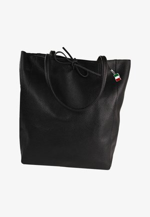 Schwarze, strukturierte Ledertasche mit zwei Griffen, einer Schleifendetail oben und einem kleinen italienischen Flaggenanhänger, der an einem Griff befestigt ist.