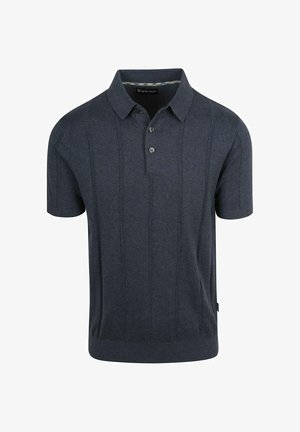 Navyblauw poloshirt met korte mouwen, subtiele verticale stiksels, twee-knopen boord en een geribde zoom, zonder zichtbare logo's of patronen.
