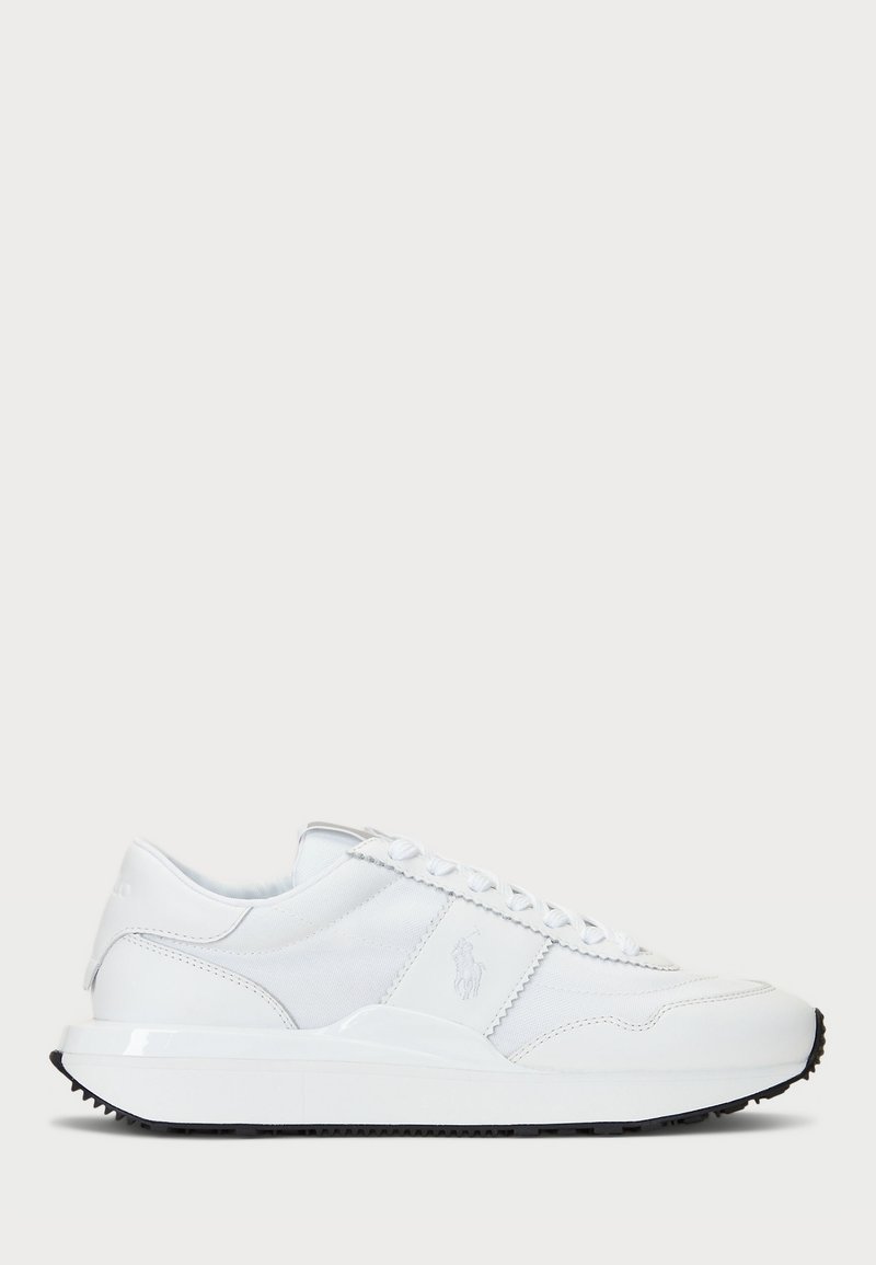 Bela usnjena športna obutev z gladko teksturo, vezalnim oblikovanjem, diskretnim blagovnim znamenjem in kontrastnim črnim gumijastim podplatom za oprijem in vzdržljivost.