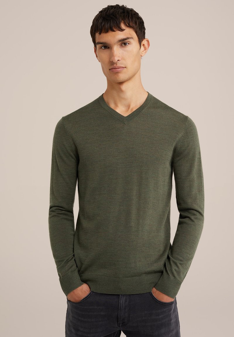 Grön v-neck tröja gjord av lätt stickad tyg, med långa ärmar och ribbade mudd. Slät textur med subtila variationer i nyansen.