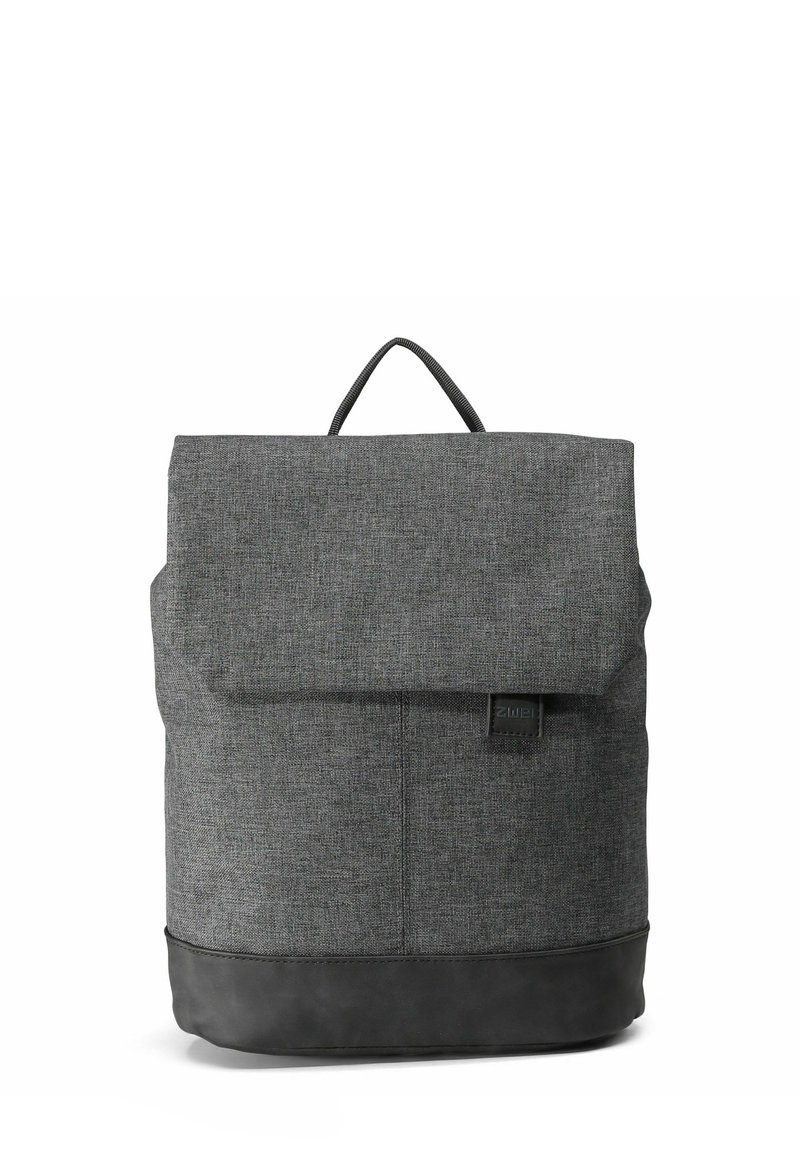 Mochila de tela gris con acabado texturizado, solapa plegable y parte inferior de cuero negro. Incluye un asa superior y una etiqueta con el logo en la parte frontal.