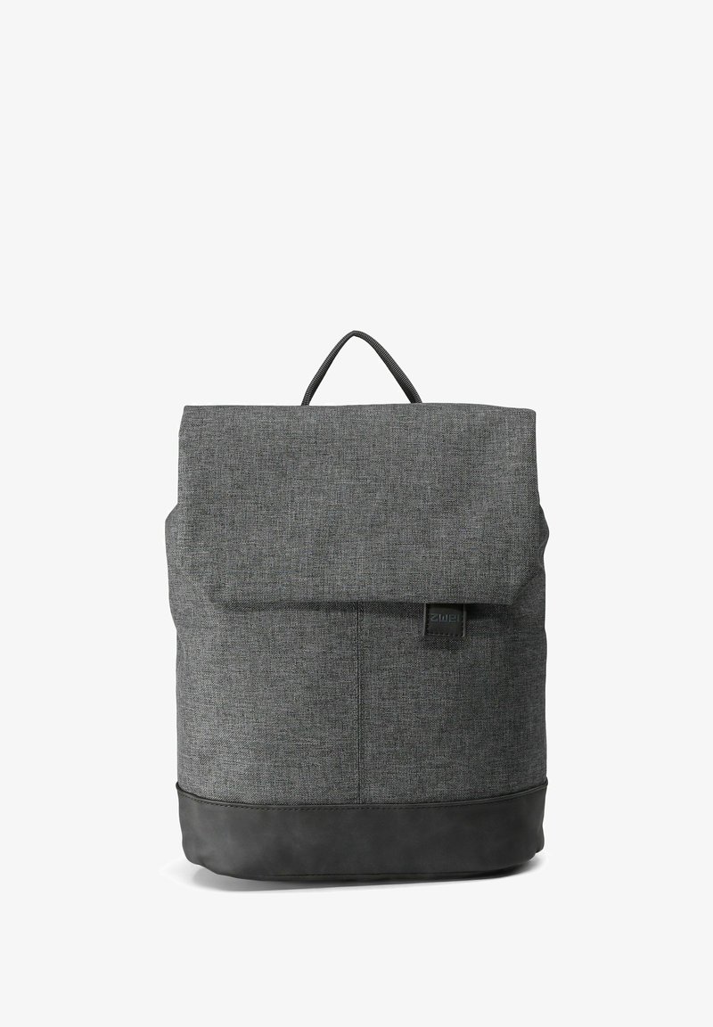 Zaino in tessuto grigio con finitura testurizzata, flap pieghevole e fondo in pelle nera. Include una maniglia superiore e un'etichetta con logo sulla parte anteriore.