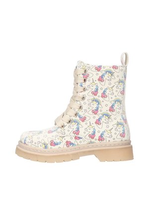 Bota blanca con cordones y suela beige, cubierta con patrones coloridos de unicornios y estrellas en azul, rosa y amarillo.