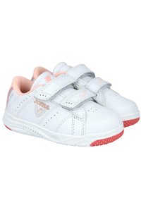 Zapatillas deportivas blancas con detalles en rosa, que cuentan con dos correas de velcro, diseño de punta perforada y suela de goma roja texturizada.