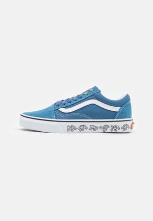 Blå sneakers med hvid stribe, blå snørebånd og sorte tegneseriefrøer langs den hvide sål, vist fra siden på en hvid baggrund.