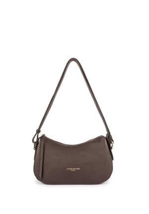Sac à bandoulière en cuir marron Lancaster Paris avec fermeture éclair dorée et fine sangle, surface texturée et logo doré sur le devant.