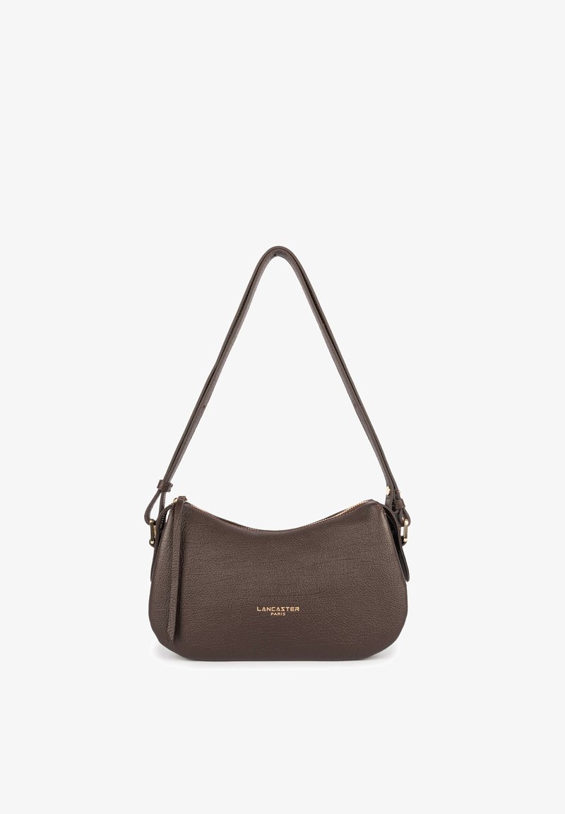 Sac à bandoulière en cuir marron Lancaster Paris avec fermeture éclair dorée et fine sangle, surface texturée et logo doré sur le devant.