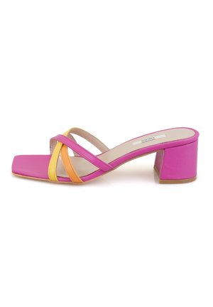 Lyserøde åbne mule-sandaler med blokhæl, med remme i pink, orange og gul, der krydser over foden.