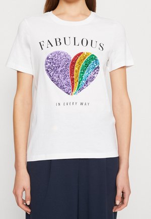 Bílá bavlněná tričko s třpytivým fialovým srdcem s duhovými pruhy a slovem "Fabulous" vytištěným nahoře černým písmem.