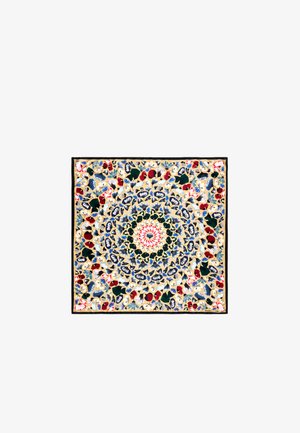 Kwadratowy jedwabny szalik z misternym wzorem kwiatowym w kolorach czerwonym, niebieskim, zielonym i białym, oprawiony solidną czarną krawędzią.