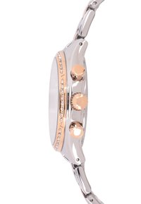 Orologio in metallo argentato con finitura lucida, dotato di un cinturino con accenti in oro rosa, tre pulsanti e una lunetta tempestata di cristalli.