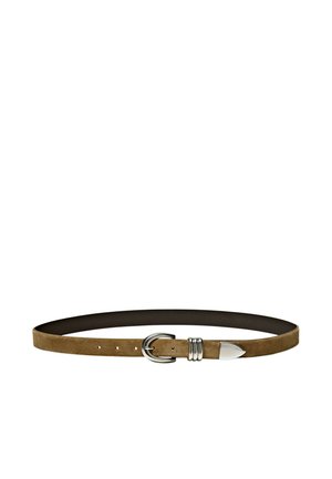 Cintura in camoscio marrone con fibbia ovale argento e punta argento, esposta piatta su sfondo bianco.