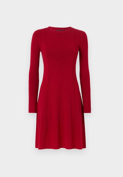 Vestido vermelho de mangas longas com textura canelada, decote redondo e saia rodada. Costuras verticais adicionam estrutura ao corpete justo.