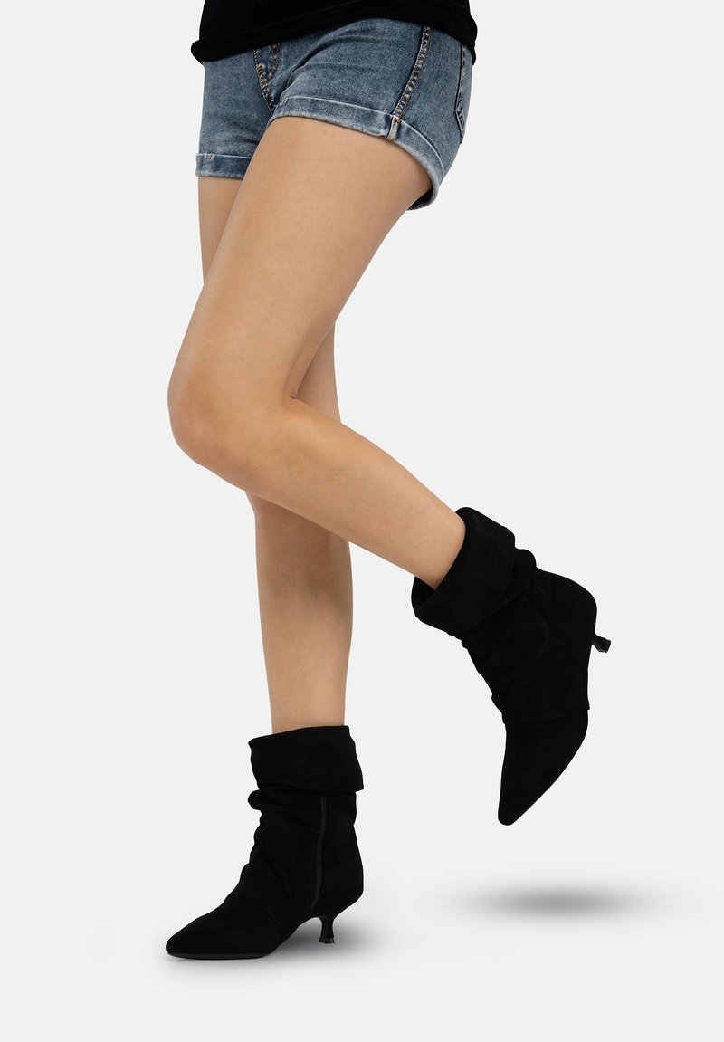 Bottines en daim noir avec un design décontracté, un bout pointu et un petit talon. Comprend un revers au sommet pour une texture supplémentaire.