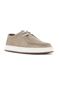Scarpe in suede beige con punta arrotondata, dotate di suole in gomma bianca e lacci grigio chiaro, con cuciture visibili lungo i bordi.