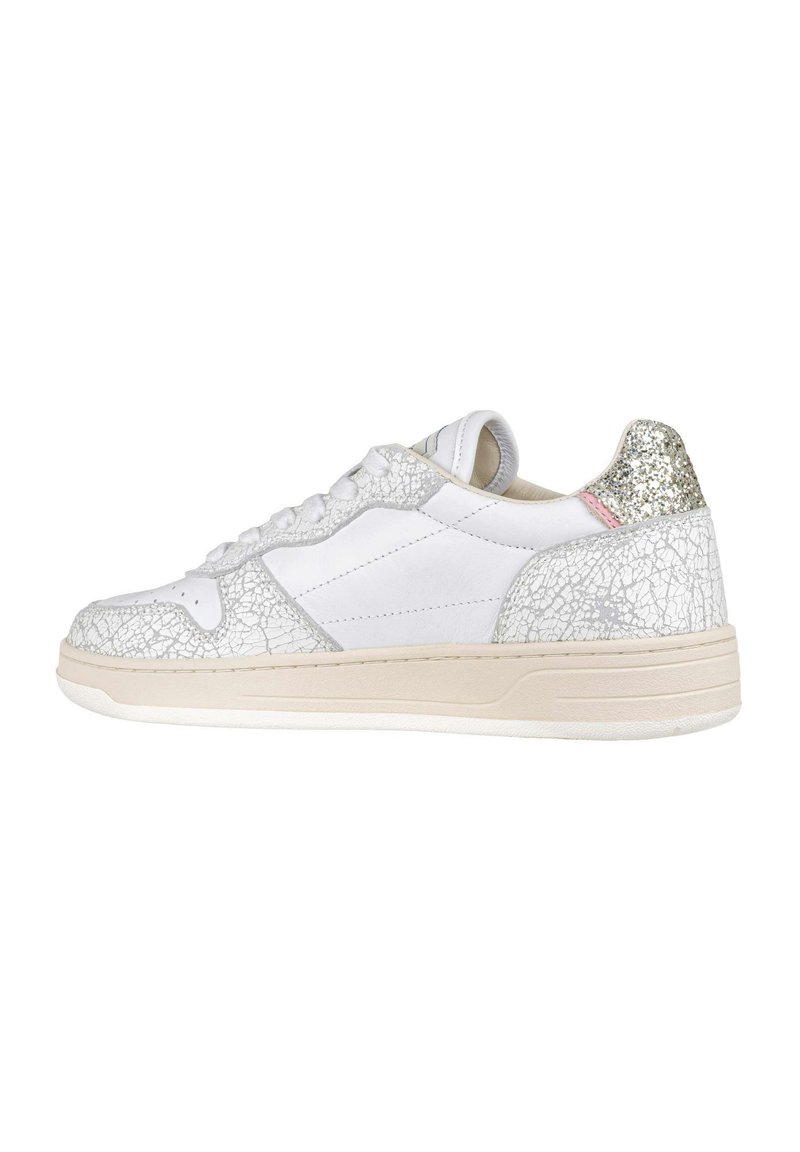 Sneakers bianchi con una texture in pelle screpolata, una suola beige e un accento sul tallone glitterato argentato. I lacci e i dettagli del pannello laterale sono visibili.