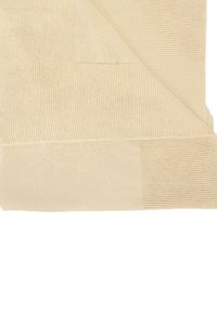 Beige gebreide deken met een gestructureerd patroon en contrasterende gladde secties, netjes gevouwen met verzorgde randen. Zachte, warme stof.