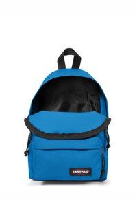 Zaino di stoffa blu con interni neri, chiusura con zip, spallacci regolabili e tasca frontale. Etichetta con logo sul davanti.