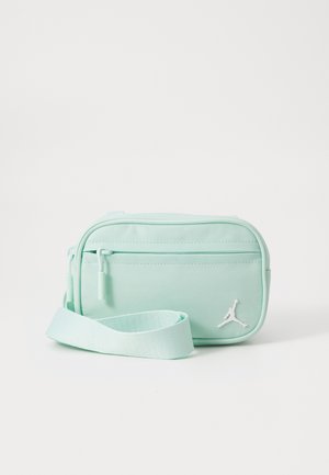 Borsa verde menta con una texture liscia, scomparti con zip e tracolla regolabile. Presenta un accento di logo bianco sulla parte anteriore.