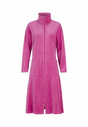 Rosa Kleid mit Reißverschluss aus weichem, samtigem Stoff. Es hat lange Ärmel und zwei Vordertaschen sowie einen leicht ausgestellten Saum.